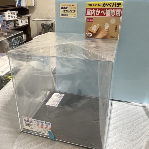 ジオラマのイメージはこんな感じなんでしょうか…😅砂煙用に天然のコットン欲しいんですけど、何処に行けば売ってるんですかね…？以前、モノが無くて合成樹脂のコットンモドキを使った事があるのですが煙がまとまりづらくイマイチでした。先日ハンズで250角のアクリルケースと壁補修剤を購入しました。ハンズがスタイルフォームの販売を高額になってしまった事を理由に辞めてしまったらしく代わりにタムタムの鉄道模型コーナーで購入しました。持ち運び易い360×450×30サイズです。デカいサイズは車がないと無理ですね。これらは私がジオラマ作る際にいつも購入している物です。ジオラマはホコリを被ると掃除のしようが無いですからアクリルケースは私にとって必需品です…。（3枚目）