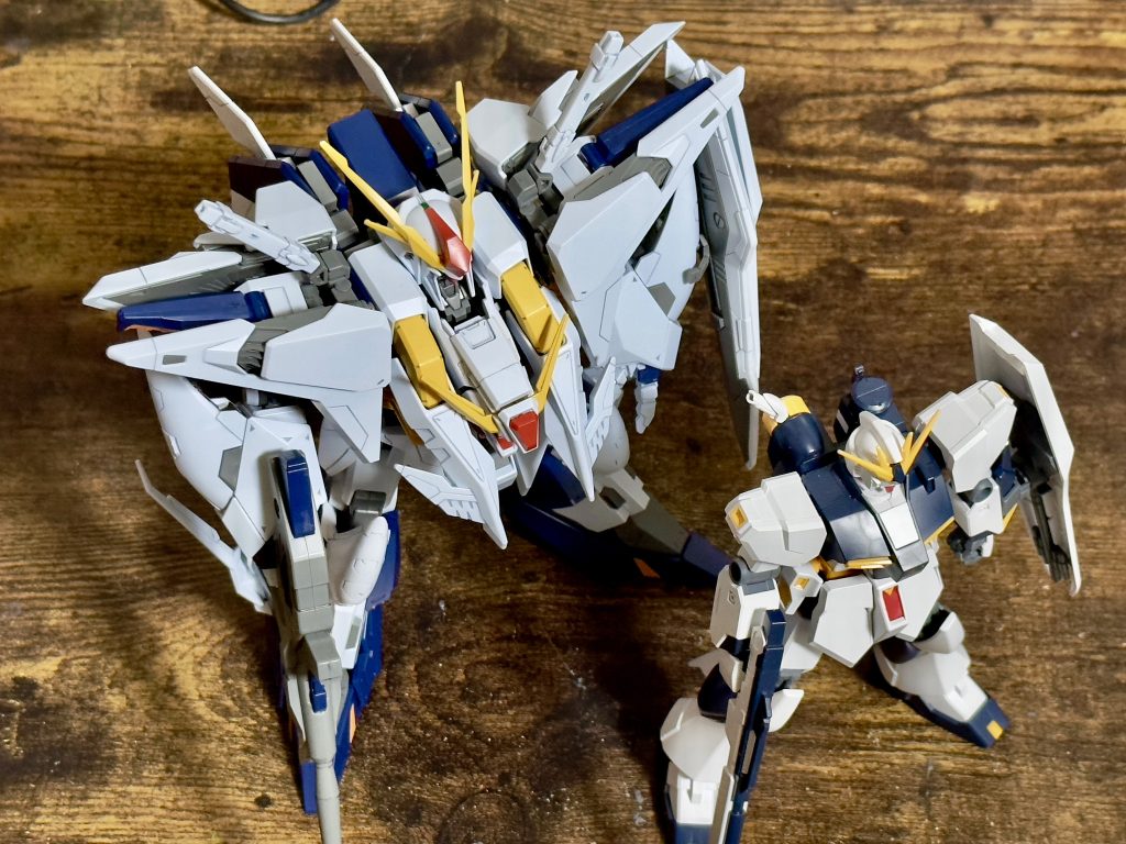 こちらはパチ組み状態のΞと、EGのνガンダムを並べて。νも大型の機体ですが、Ξはそれを上回る圧倒的なボリューム感。キルケーの魔女でΞがどんな動きを見せてくれるのかとても楽しみです。それでは、ここまでご覧いただきありがとうございました。