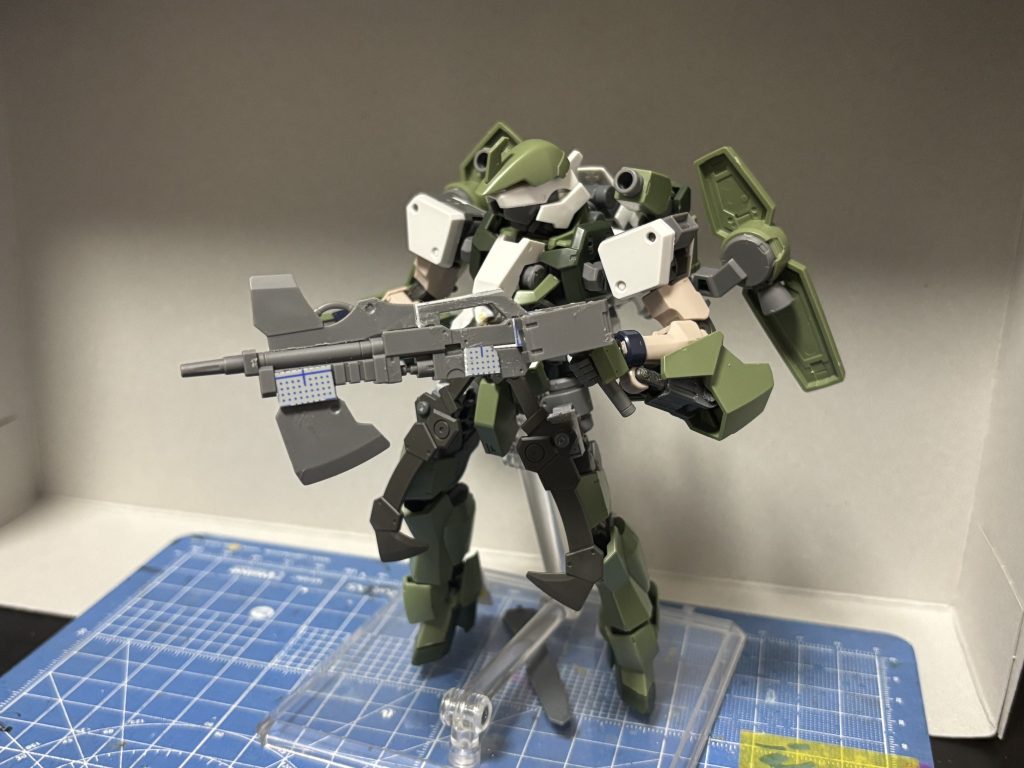 制作工程2本体が今の状態になり武装考案しているところアックスとライフル両方使いたいなぁ→一つにすればいんじゃね？で切って貼ってをして武装作成勢いでやったけど形になってよかったと思ってます