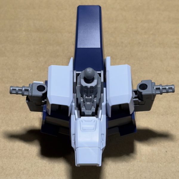 Ξガンダムを小説版イメージで仕上げたい、けどあまり大規模なスタイル改修は辛い… という訳で上半身を中心にピンポイント改修を行いました。まず気になったのは肩幅。ミノフスキーフライトユニットを着込む前提としてもちょっとゴツすぎると感じたので幅詰め工作から始めました。・首の両脇のブロックの内側の干渉部分を切り落として中央寄りに配置・肩の接続位置を内側にずらすため、胴体側のピン、干渉部分を切り落とし・肩の接続軸を切り離して内側に再接着（5枚目）