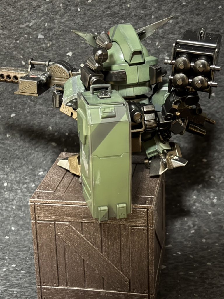 背面から陸戦型ガンダムのコンテナを参考にしましたプラ板工作で自作です