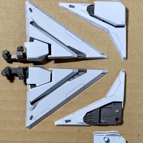 Ξガンダムを小説版イメージで仕上げたい！という訳で残すはミノフスキーフライトユニットの改修。劇場版ではフライトユニットの内側に肩装甲の造形がありますが、多分小説版デザインの時点では、フライトユニットの前面が肩装甲の位置付けだったのでは？と想像して大型化しています。あとはフライトユニット先端部の形状を小説イラストに寄せて修正。（2枚目）