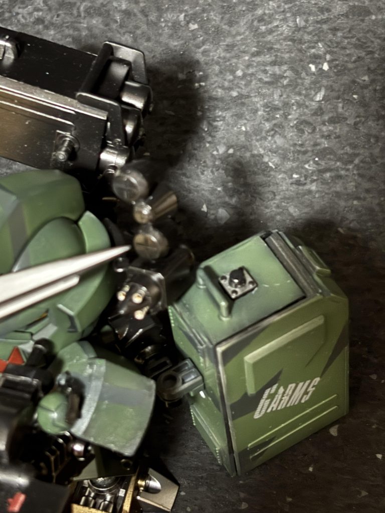 ウェポンラックのボタン本当は元祖とまったく同じミサイルランチャー側にボタンを持っていきたかったのですがサウンドギミックの再現の都合上こちら側になりました