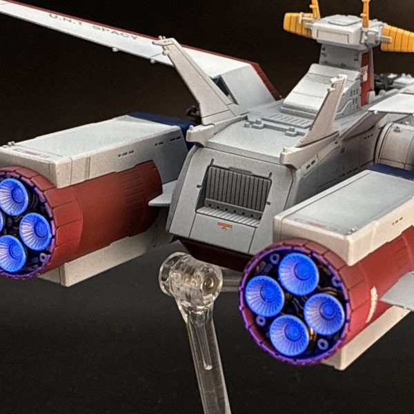 各ハッチの開いた状態や武装も塗装し、久々にしっかり墨入れ、デカール、陰影も少し強く入れてみました😃ホワイトベース自体はこれで完成！でも問題はここからで、全労力の2/3ぐらい艦載機のような…あまりの小ささに絶望しながら塗装順考え中です😅（5枚目）