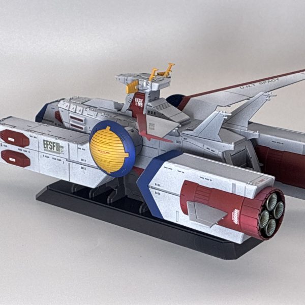 各ハッチの開いた状態や武装も塗装し、久々にしっかり墨入れ、デカール、陰影も少し強く入れてみました😃ホワイトベース自体はこれで完成！でも問題はここからで、全労力の2/3ぐらい艦載機のような…あまりの小ささに絶望しながら塗装順考え中です😅（3枚目）