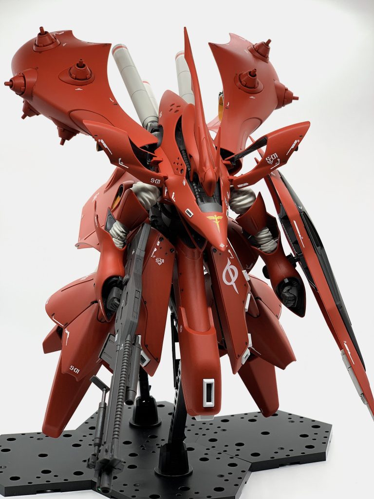 かなりの重量のため、アクションベースで浮かせるには支柱が2本必要です。