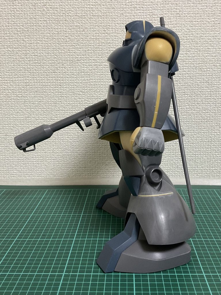 肩は丸く、下腕は2mm幅増しでさらに力強い感じに。握り拳はキット形状を活かして整形