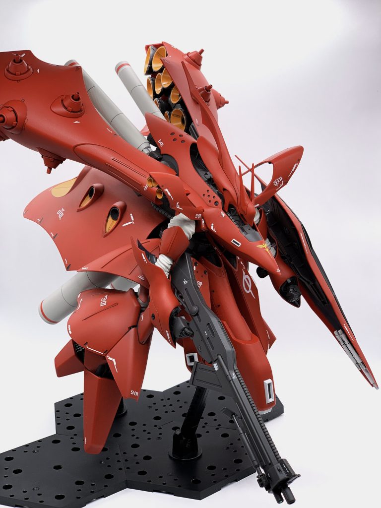 飛行ポーズ。大型ファンネルバインダーは折り畳み状態が何となく好みです。成形色仕上げですが、曲線主体の機体は照明でだいぶ盛れますね。