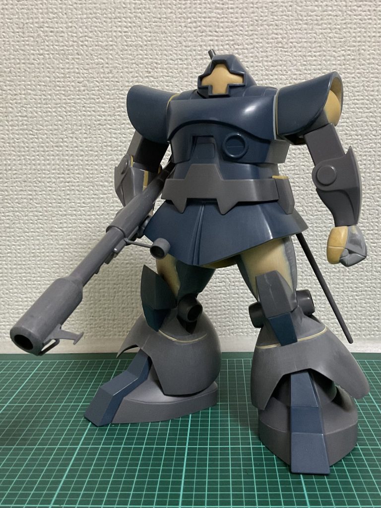 スカートを切り上げ、下脚のカットを拡大して全高を縮めてドッシリ感を出しました