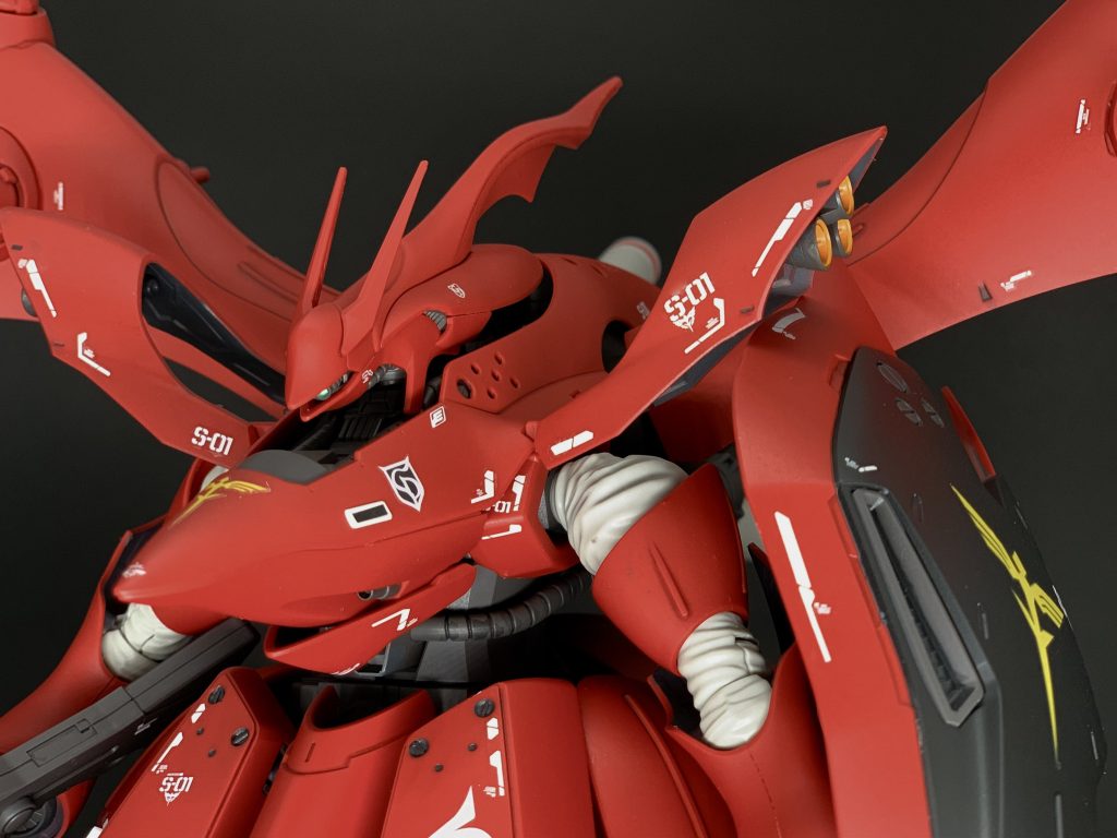 RGサザビー用のデカールをアレンジして貼ってます。