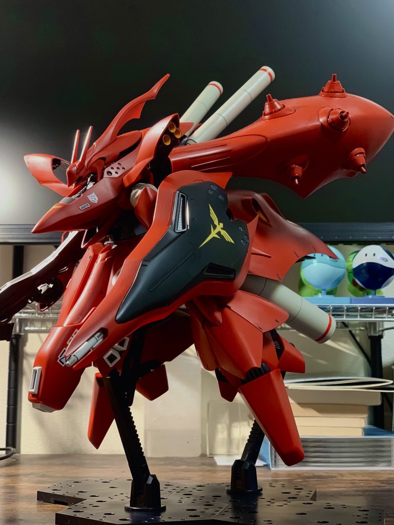 こちらは部分塗装+シールで、デカールなしの状態。目立ったパネルラインはないので、筋彫り勢は腕の見せどころでしょう😁