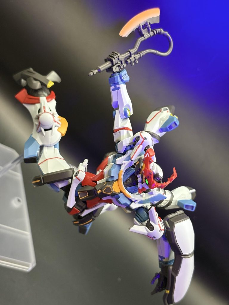 そもそもこのジークアクスは簡単に作ってから可動域を活かして、原作さながらの動きに挑みたい！的なコンセプトでした。↑はこの機体の代名詞のヒートホーク。主人公が斧！？の時点で確実にしびれます。