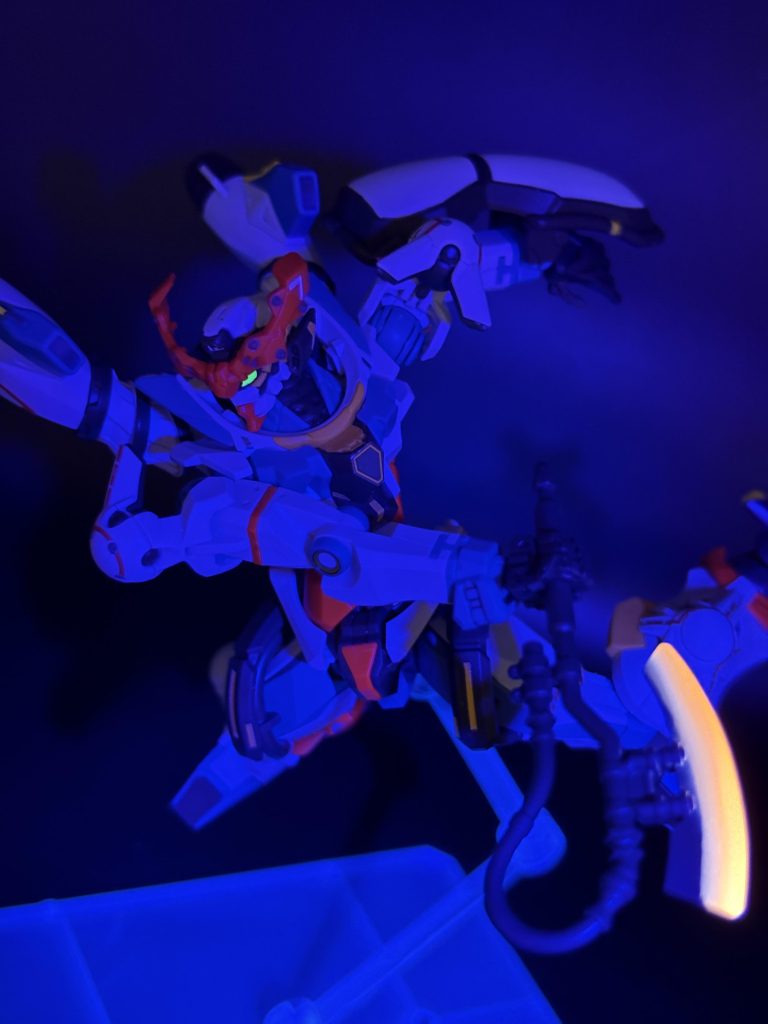 ヒートホークはどうにか赤熱感を出したくて蛍光塗料で刃をグラデーション塗装。ツインアイはデザインの都合上、ホイルシールに蛍光塗料を直塗りです。