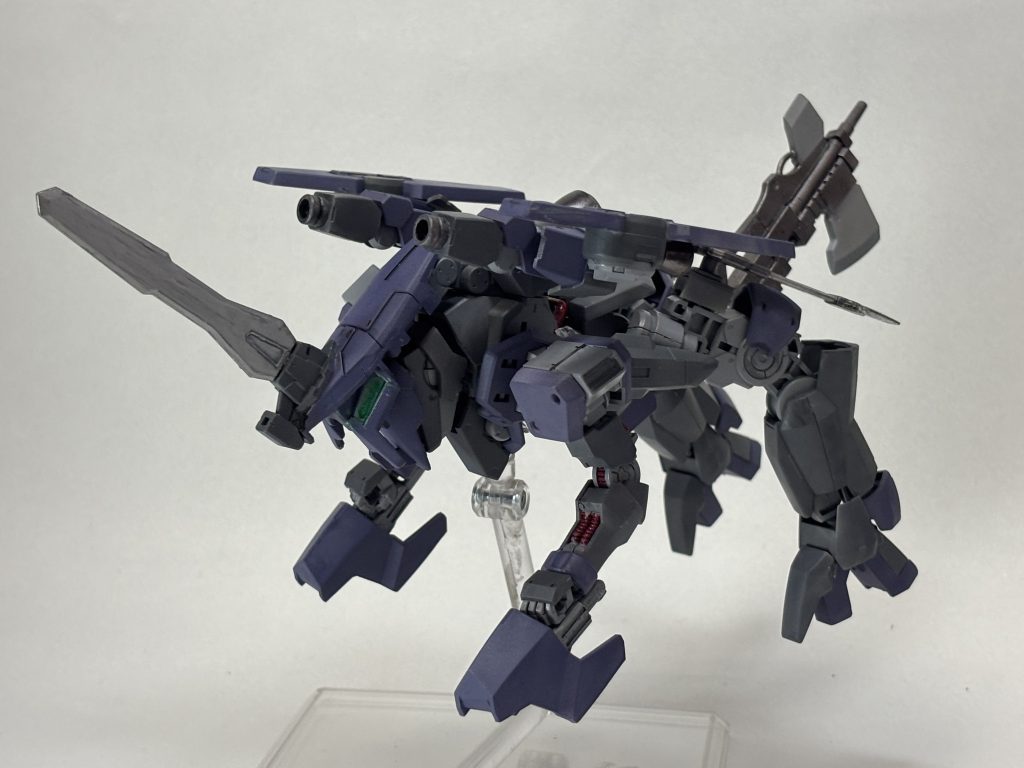 追加した変形機構でライノスモードに背部電磁砲で牽制しつつブースターで接近、ライノスブレードで相手を切り裂く想定です&nbsp;