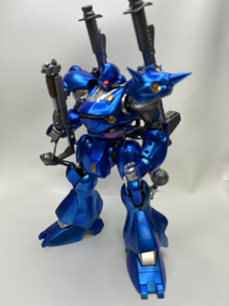 写真がピンボケしてしまいましたが、蛍光塗料でモノアイを塗りました！