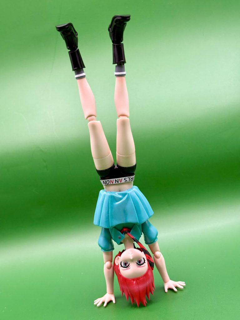 でも現代の技術はすごいですね。造形自体は組んだだけで完全に劇中のマチュが立体に！…MG三連星ザクに付いてきたガイアとは大違いだ（笑）ちなみに↑は塗装に悩む自分の心境です…