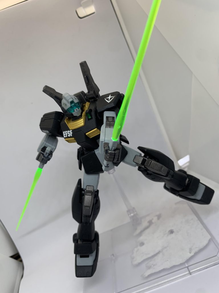 サーベルで攻撃！ビームの刃は緑色です。