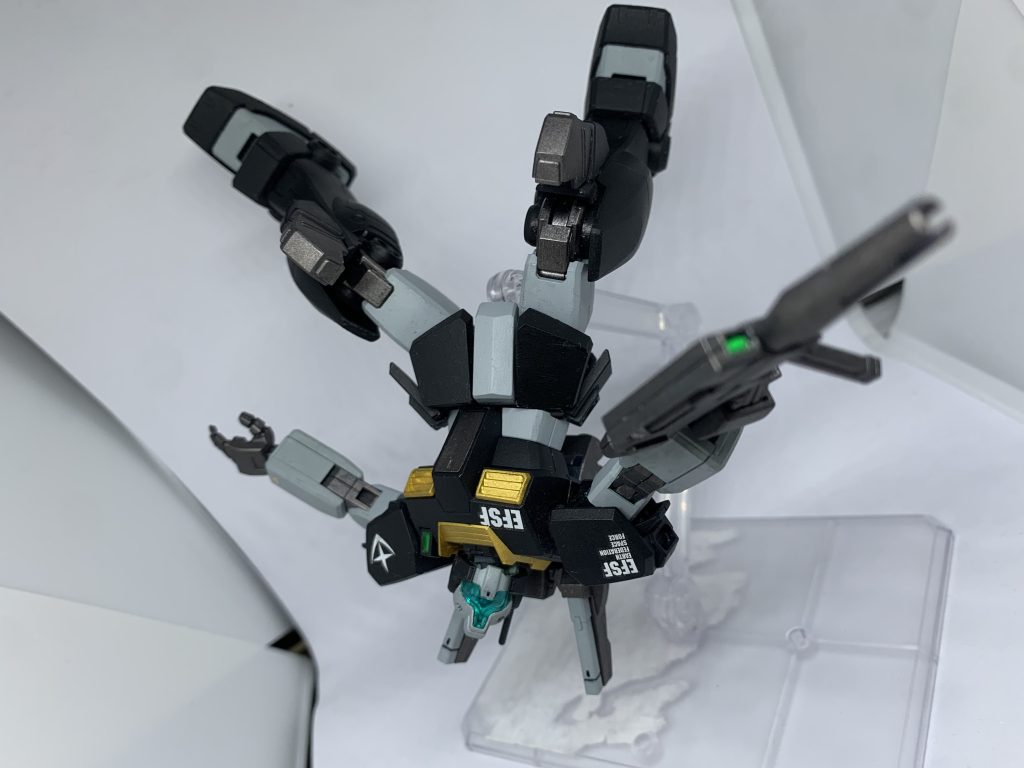 宇宙空間なら逆さまでもおかしくないよね。肩のミサイルとかは後から色塗ろうと思うよ。自分専用機とかはロマンだよね！これからもよろしく！