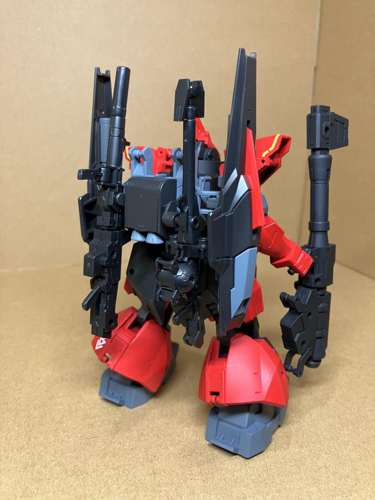 後ろから陸戦強化仕様に付属するライフルをマウントしています。マウント用のパーツは、余剰パーツの股関節用パーツを加工して使いました。