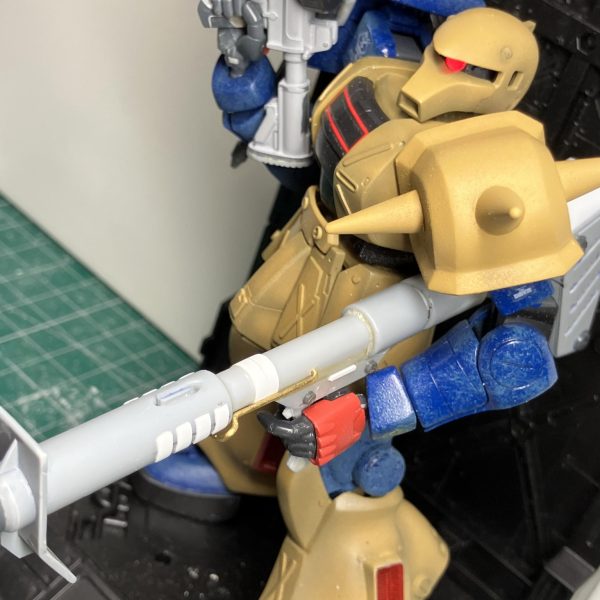 今回制作したザクⅠ用に作ったオリジナル武器の補足になります。主にミキシング制作したアサルトタイプのザクマシンガンとフルスクラッチのジャイアントバズの二点の画像です。初めはノーマルのジャイアントバズを装備させる予定でしたが、ここまで来たらフルスクラッチしちゃおうかなって無駄に張り切った結果です笑また、こことは別でオリジナル武器投稿でも個別で投稿しようと思いますので、その際は見ていただければ幸いです。（4枚目）