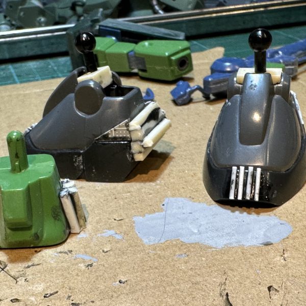 ザクIII改ですが、その後も粛々と作業を進めております。足首はゲルググMのままですと芸がないので、ザクIIIの形に近づく様に成形しております。エポパテ盛に下地としてプラ棒を貼り付けて、肉付けの盛厚など左右差が出ない様にガイドしました。その他、やはり細く感じる胴体を同様に厚みを増ししました。左肩アーマーから伸びるダクト？マウントアーム？は一度切断し、アーマーからではなく、内部の肩から生えている様に修正しました。モノアイレールの上部にはキットではオミットされているセンサーを追加しました。スカートは合わせ目が消せる様アトハメ加工しました。（2枚目）