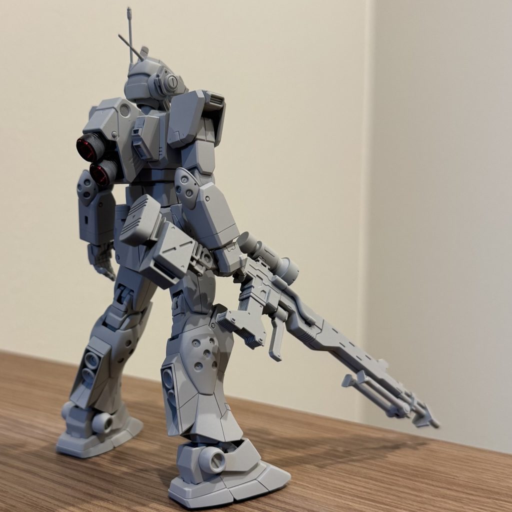 頭部:上記記載胸部:彫り込んで1ミリいかないぐらいで段差ディテ、各スジボリ、脇にフレーム状ディテ腕部:肩取付け位置1ミリ強下に変更、肩上下に1ミリ幅増し、元キットの肩ダクトからジャンクパーツから持ってきたものに変更、二の腕1ミリ延長、下腕1ミリ延長(若干のディテ変更)、手首カバー作成腹部:前屈みになれるようにボールジョイント追加、腰下で2ミリ延長、各スジボリ腰部:フロントアーマー横に1ミリ延長、サイドアーマー下に2ミリ延長、サーベル部ディテUP脚部:腰パーツ側の足付け根前に1ミリ下に2ミリ取付け位置変更、足側の付け根削り込んで小型化、太もも上方向に2ミリ延長(付け根が見えないようにそこからさらに4ミリほどL字型に囲い)、膝のライン変更、穴開けや各スジボリ、足首は定番のスイング追加バックパック:スジボリ、ディテ追加等ライフル:システムウェポン004から各ライフルの組み合わせ、ディテUP意外と弄ってますね🤣&nbsp;