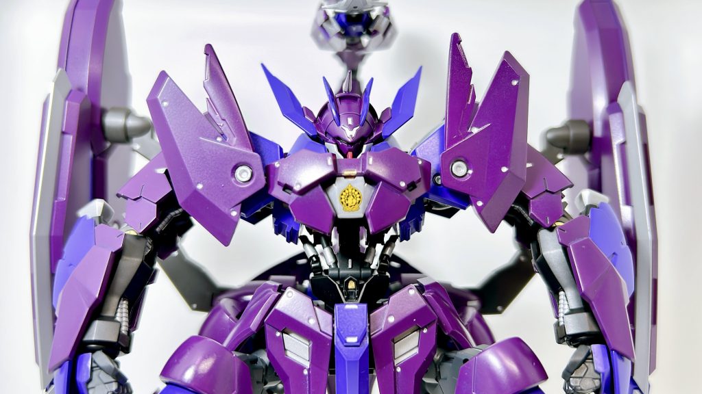 ガンダムザガンのシールドプライヤーユニットを見て、ビビッと来て、エルドラドブルートの脚部とミカエリスのビームブレイサーで蠍に見立たてたミキシングにしてみました♪カラーリングは「黒ベース」か「紫ベース」か悩みましたが、タミヤのラベンダーとクレオスのパープルで塗り分けてみました！