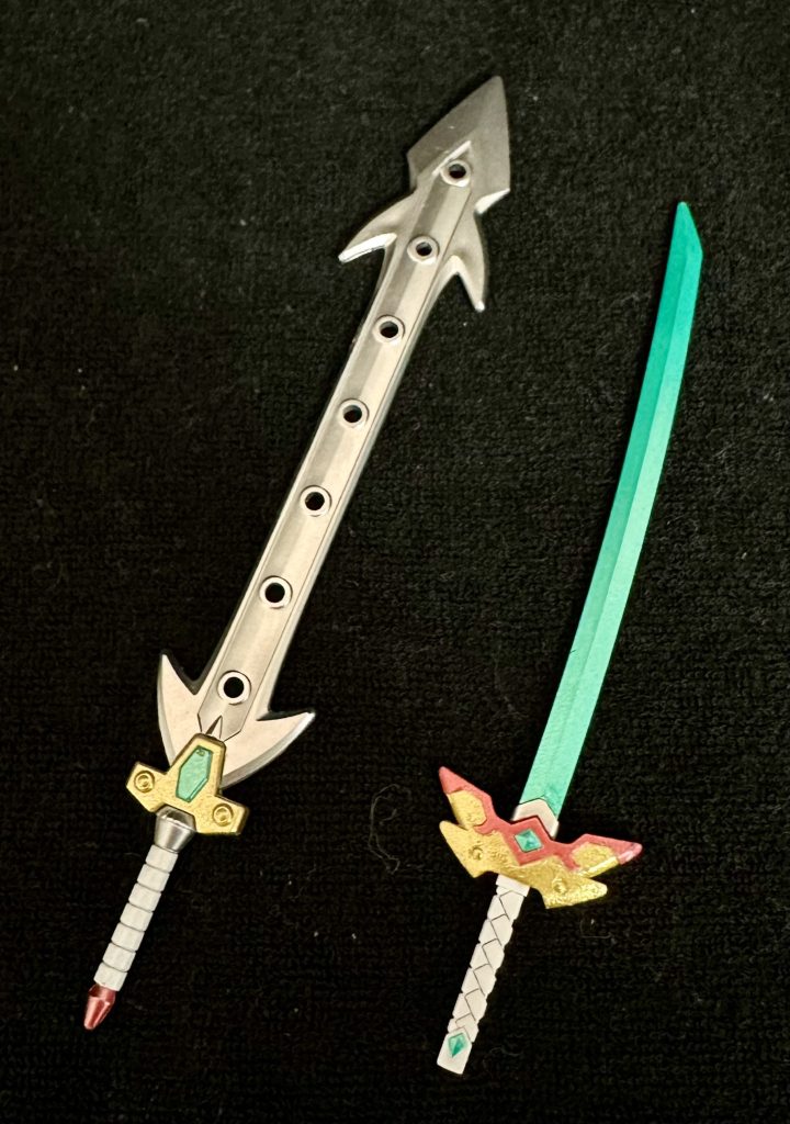 討魔八絋剣と烈旋鳳凰丸。シルバー部分のミラークロームが剥がれやすく苦労しました。ちなみに鳳凰の軍配は間に合いませんでした。またボチボチ作ります。