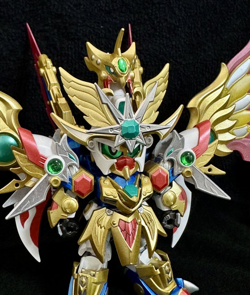 上半身アップ。ゴールドが一層増えてかっこいいです。兜フレーム頬部が好きです。