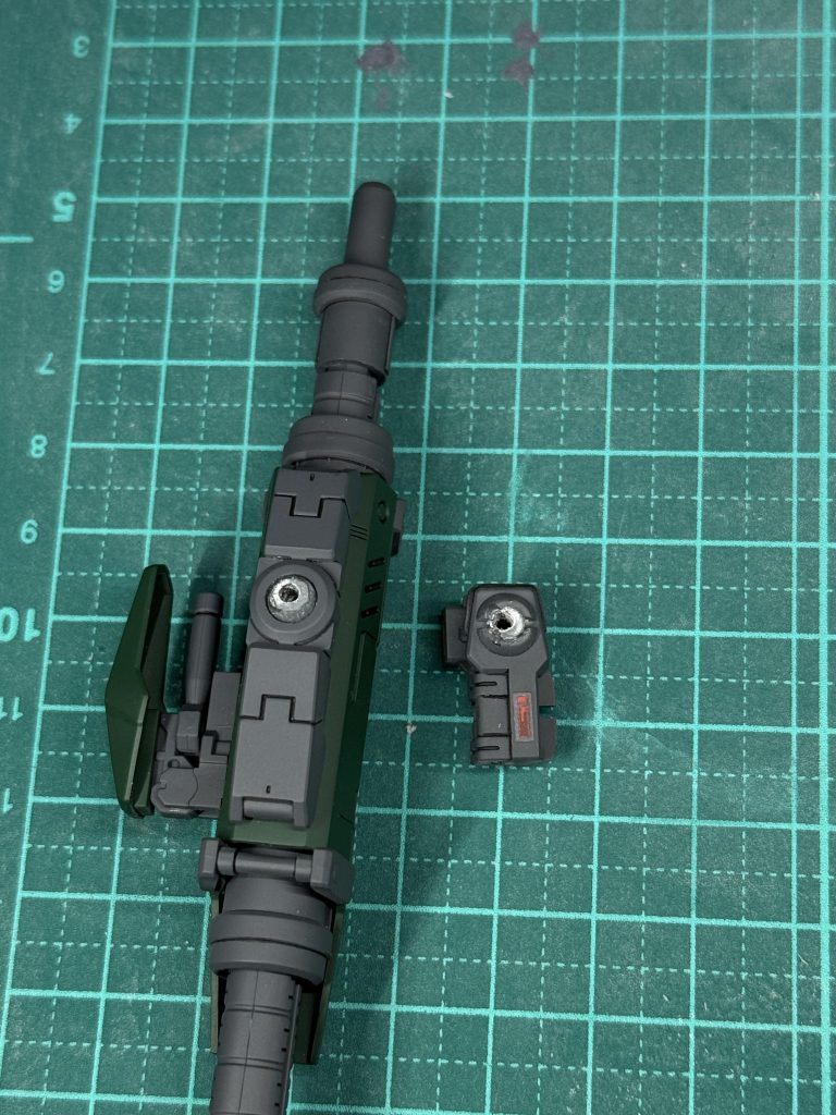 ◎破損箇所の補修（火器アームBJ）塗装後に組み立て中、中々はまらずグリグリしていたところ、懸架アームと火器の間のボールジョイント（BJ）が左右とも破損。結構な力を加えていたので、ABSだからというよりは、塗膜が厚くなったことが原因かなと思っています。