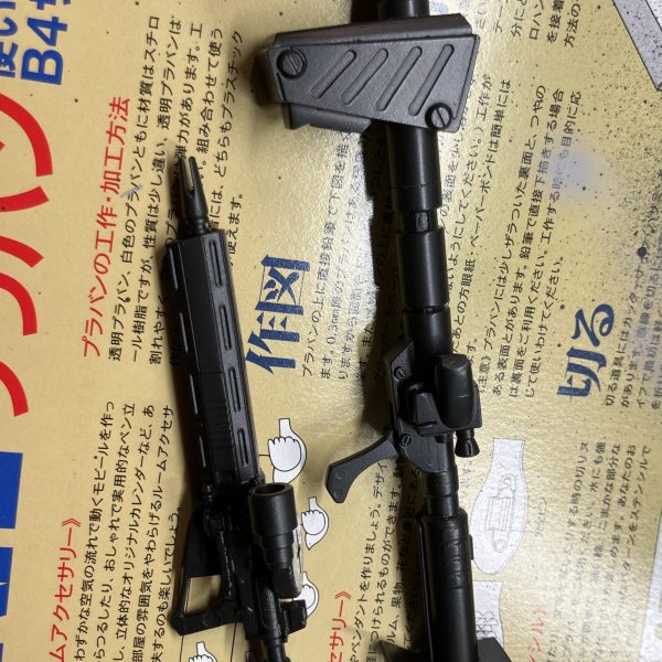 今回制作したザクⅠ用に作ったオリジナル武器の補足になります。主にミキシング制作したアサルトタイプのザクマシンガンとフルスクラッチのジャイアントバズの二点の画像です。初めはノーマルのジャイアントバズを装備させる予定でしたが、ここまで来たらフルスクラッチしちゃおうかなって無駄に張り切った結果です笑また、こことは別でオリジナル武器投稿でも個別で投稿しようと思いますので、その際は見ていただければ幸いです。（6枚目）