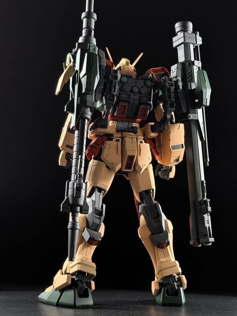 ◎背面からアイボリー部には、成形色よりも彩度があり、黄色寄りすぎないベージュ色としてブラウンフレッシュを採用。オレンジ部には色味からナチュラルブラウンを選択。さらにアイボリー部、オレンジ部ともに下地にクレオスグレーサフを塗装して若干明度を落としています。