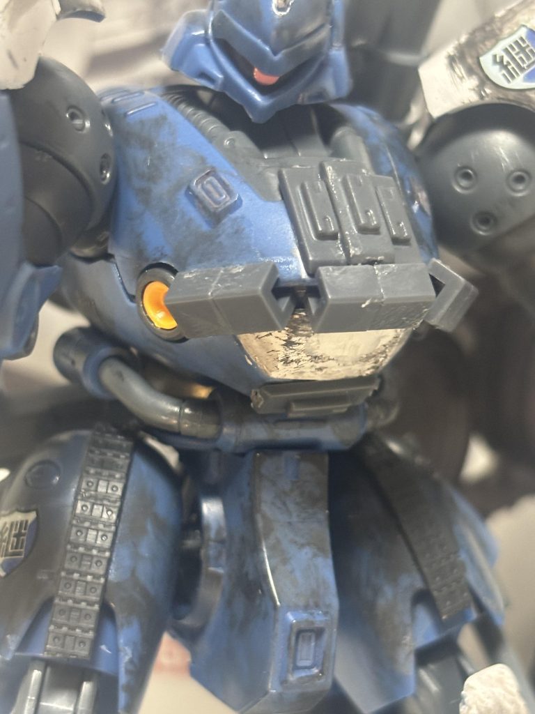 胸部には重装爆発反応装甲を追加してパイロットを保護する。