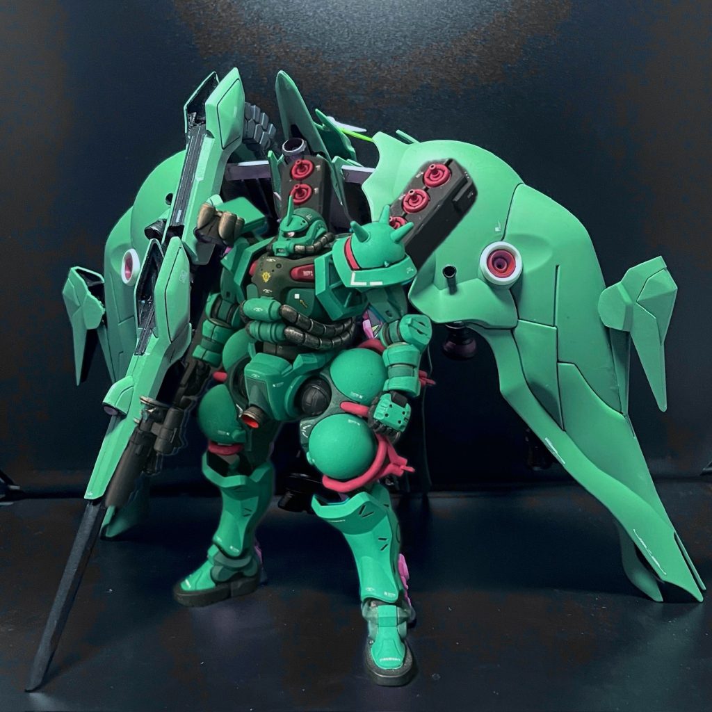 (雑合成で暫定イメージ)尚、エルメスモジュールはMS部分を赤いガンダムとするプランも存在したが、赤いガンダムの喪失により他のMSを制御ユニット化する必要に迫られた故に先の理由によりザクを用いることとなったが、本領を発揮する為には「合体が前提」の運用の為、基本的に旧世代機であるザク状態のみでの戦闘は想定されていないものの、万が一エルメスモジュールが破壊された際の脱出ユニットとしてMS単騎での最低限の行動は可能となっているとのこと