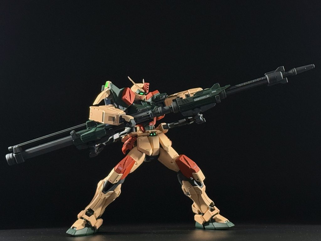 前側にライフルを連結（超高インパルス長射程狙撃ライフルというらしい）SEEDオープニングでおなじみのバスター紹介カットをイメージしてポージングアームの可動域や手の位置から、このポージングをするのは結構大変なのと、すごい塗装が剥げます…笑