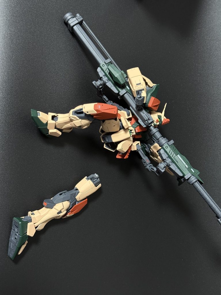 ◎破損個所の補修（股関節）ポージング中に「やけに脚が動きやすくなったな？」と思ったら根元から切断してしまった、、（右脚もほぼ取れかけだったのでこの後同じく取っちゃいました）実は過去にMGデュエルの素組でも、股関節が白化してしまったことがあります。GAT-X系 MGの股関節はかなり負荷が集中しやすいのかもしれません…。