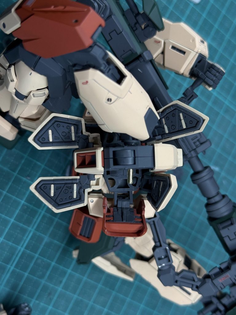 腰側にも穴あけし、1本の真鍮線で左右を通すことに。しかし重さが載るためか、股関節がプラプラ動くようになってしまい、まともにポージングつけるのが難しくなってしまいました…笑主要な関節部品を改修するときは別のやり方を考えた方がよさそう、と勉強になりました。