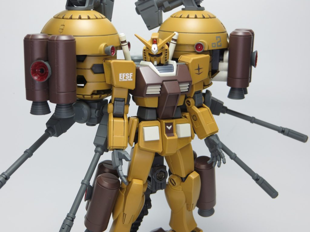 色について、ガンダム本体をあまりいじってないこともあり、少しインパクトのある色を意識しました(尾花栗毛のイメージ)。薄い順にクリエイティブカラーのアースホワイト、ゴールドアンバー、ディープアンバーを使用。グレーの部分は余っていたクレオス軍艦色2です。