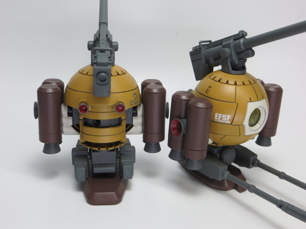 ボールの裏の穴とバックパックが連結できます。穴は可動式。この２機で改造に使用したボールの25、26機目になるようです(買い過ぎ)。