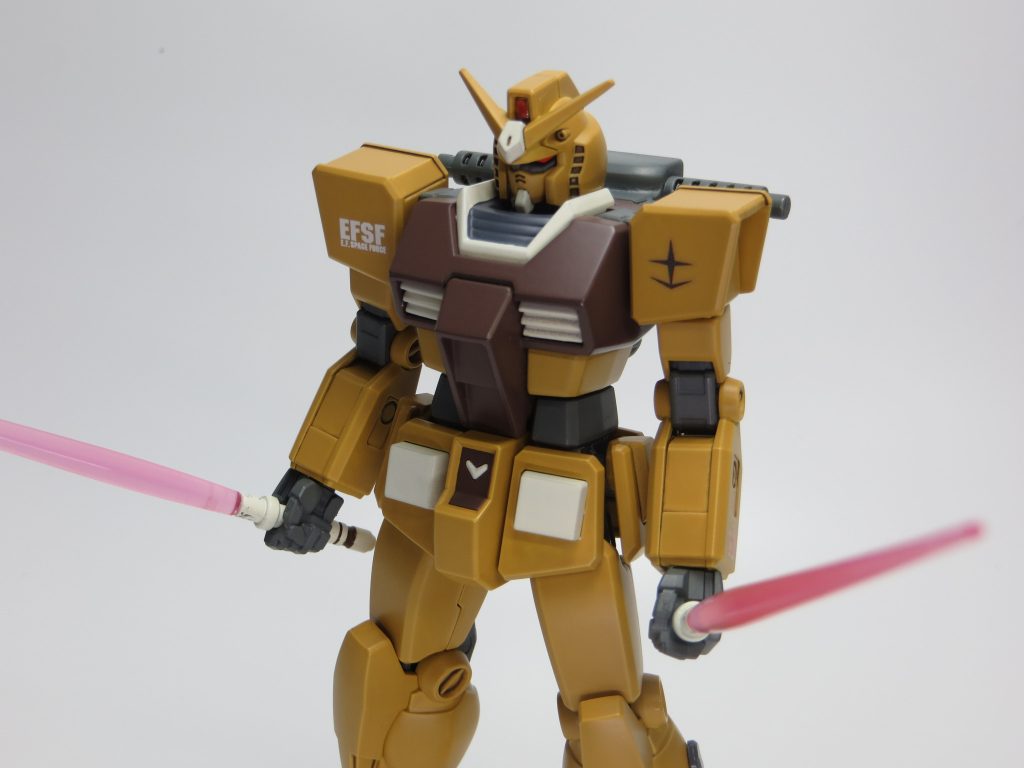 本体の武装はサーベルとバルカンだけなんだ…ごめんよ。ライフルを持たせることも可能でしたが、合体時の腕回りが窮屈で、見た目的にもシンプルにしたくて、こんな感じに。