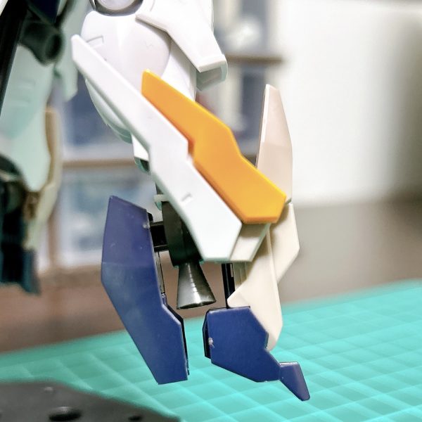 今日で正月休みが終わり…モケベが高いうちに少し前に弄っていたガンダムデスサイズとグレモリーのミキシングの続きを^_^暗殺者設定なので、腹部も延長し、足首裏にバーニア、肩にフェニーチェのマントを追加！(ちなみに、マスクは脱着可能です♪)明日からまた出張ですが、大きな改造はこれくらいで、あとは細かい部分と塗装だけなので、一気に仕上げるぜぇー！！（3枚目）