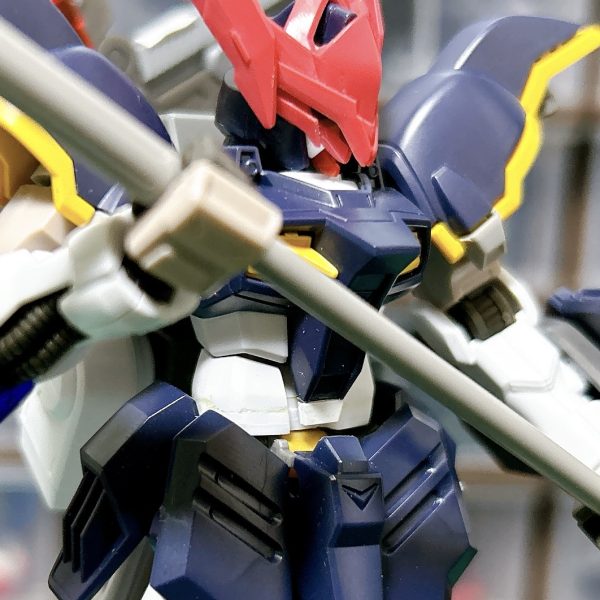 今日で正月休みが終わり…モケベが高いうちに少し前に弄っていたガンダムデスサイズとグレモリーのミキシングの続きを^_^暗殺者設定なので、腹部も延長し、足首裏にバーニア、肩にフェニーチェのマントを追加！(ちなみに、マスクは脱着可能です♪)明日からまた出張ですが、大きな改造はこれくらいで、あとは細かい部分と塗装だけなので、一気に仕上げるぜぇー！！（2枚目）