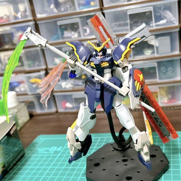 今日で正月休みが終わり…モケベが高いうちに少し前に弄っていたガンダムデスサイズとグレモリーのミキシングの続きを^_^暗殺者設定なので、腹部も延長し、足首裏にバーニア、肩にフェニーチェのマントを追加！(ちなみに、マスクは脱着可能です♪)明日からまた出張ですが、大きな改造はこれくらいで、あとは細かい部分と塗装だけなので、一気に仕上げるぜぇー！！（5枚目）