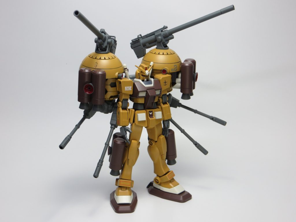 全体像はこんな感じ。トップヘビーな機体ですが、嬉しいことに自立可能です。安定するかと下駄を履かせてみましたが、少しは効果あったのかも。