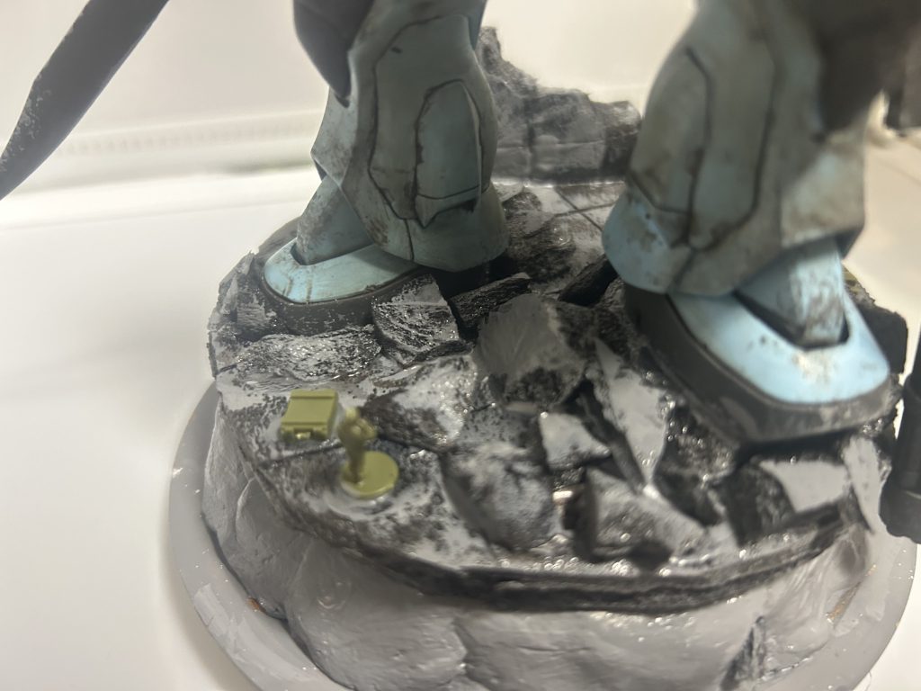 素材は下地粘土と上はカラーボードの黒を使いました。足の周りを瓦礫表現。あとは床に線を引き、ドライブラシをそこそこ掛けることでリアリティを追求。