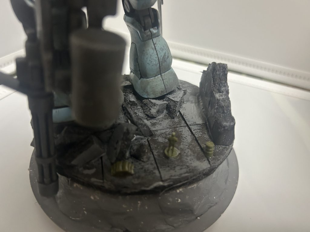 本当は鉄骨もどきを作りたかったけど支えがないので壁を作ってそういう風に見せる。本家はビルの上からなんだけど…