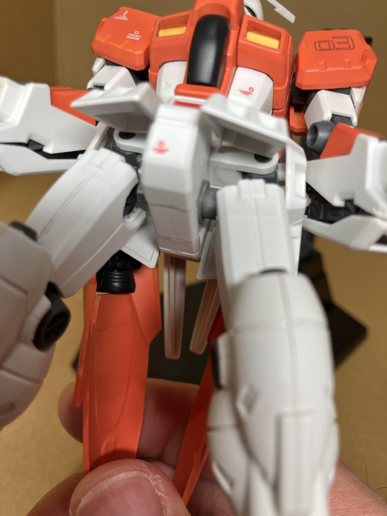 リヴァイヴガンダムから股関節パーツを移植し、ボールジョイントから変更しました。