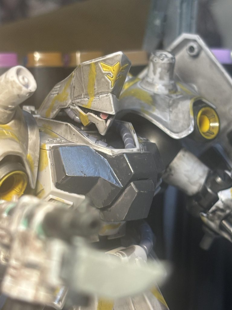 胸部はグレー、全体には非科学イエローラインが迷彩として塗装されている。