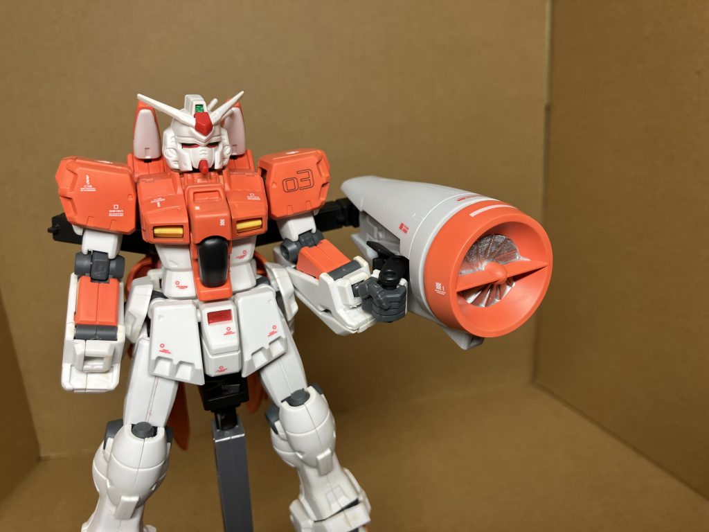 アームにIフィールドジェネレータを接続します。グリップはオプションパーツのグレイズのシールドの持ち手です。
