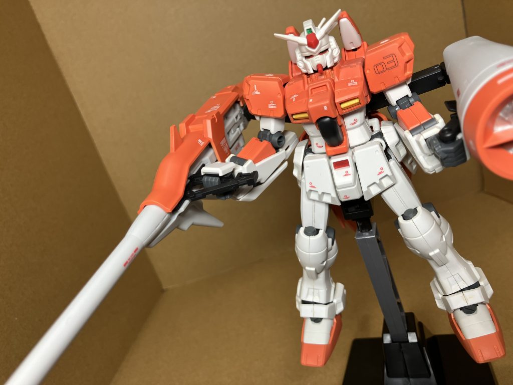 反対のアームにメガビーム砲を接続します。元々のグリップをプラ板で補強し、サイズを合わせました。